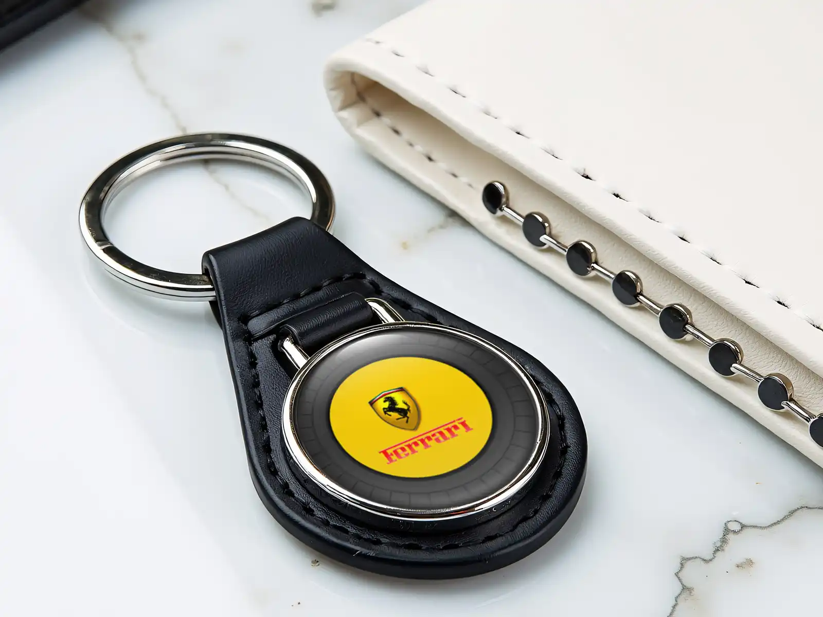 Ferrari Chaînes pour Femmes Cuir Robuste Style Unique